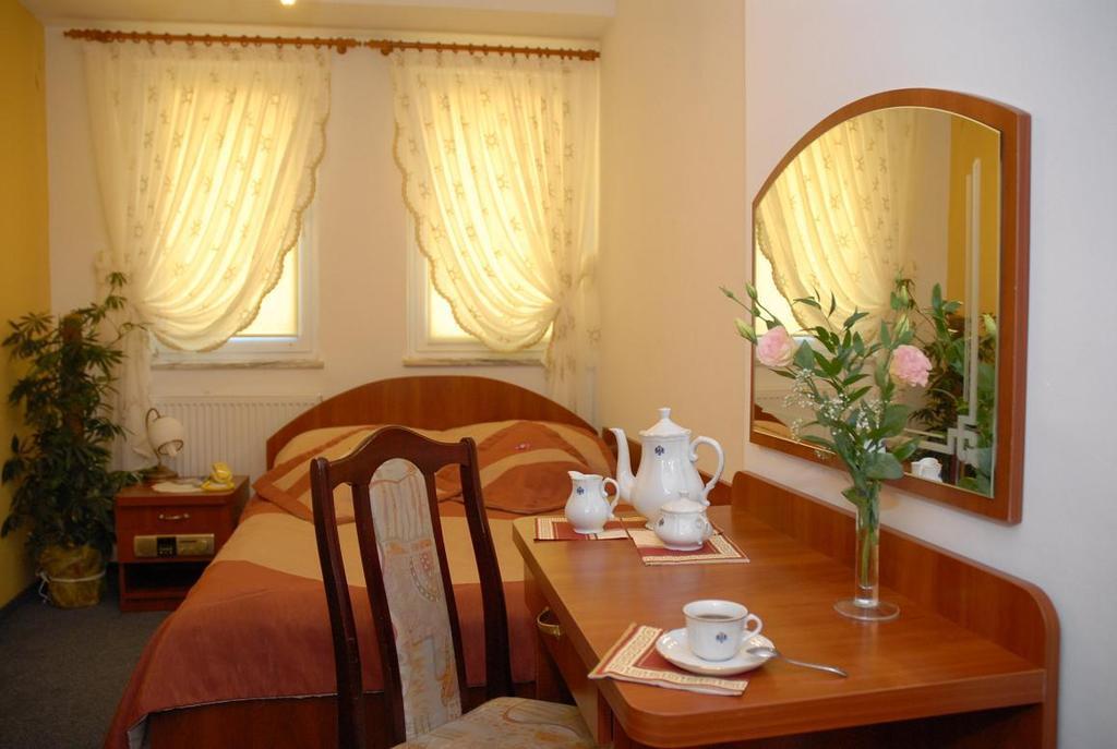 Hotel Restauracja Kaukaska Jadwiga Choroszy Wolsztyn Oda fotoğraf